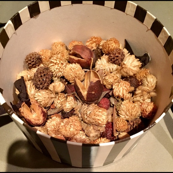 HENRI BENDEL - (2) HB HATBOXES + GIFT - Picture 8 of 8